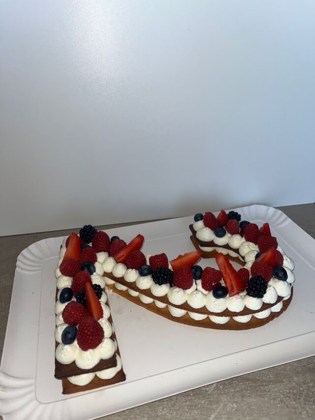 Number cake fruits rouges