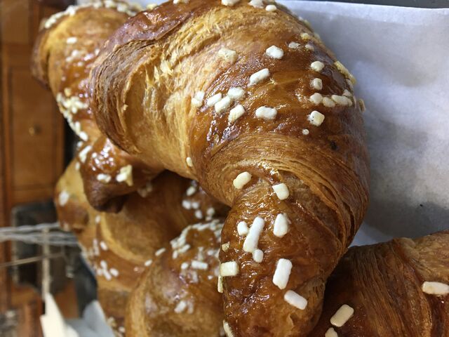 Cornetto alla marmellata di albicocca 