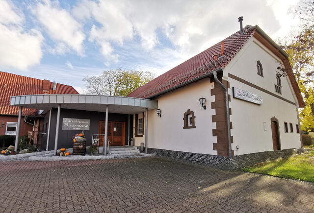 Haupteingang mit Parkmöglichkeiten