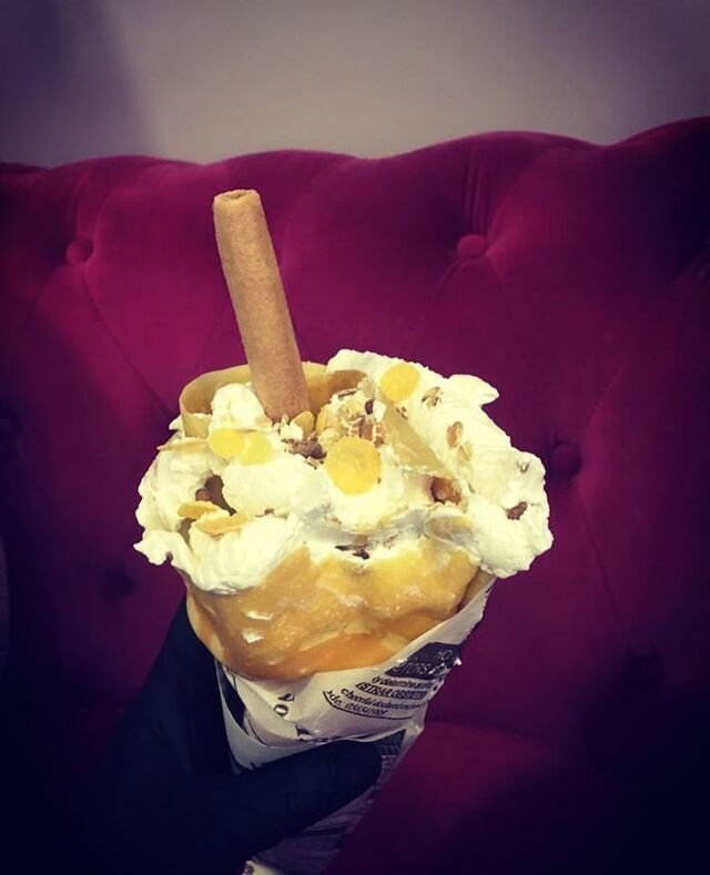 **ESPECIAL ICE BeeWEI CREPE**
NATA casera montada, MIEL de Villa BeeZiosa, MUESLI, helado de VAINILLA.
