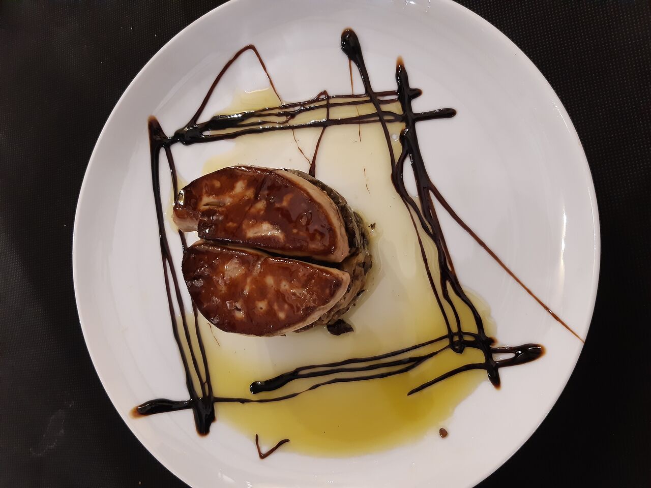 Hongos con hígado de pato a la plancha y vinagre balsámico