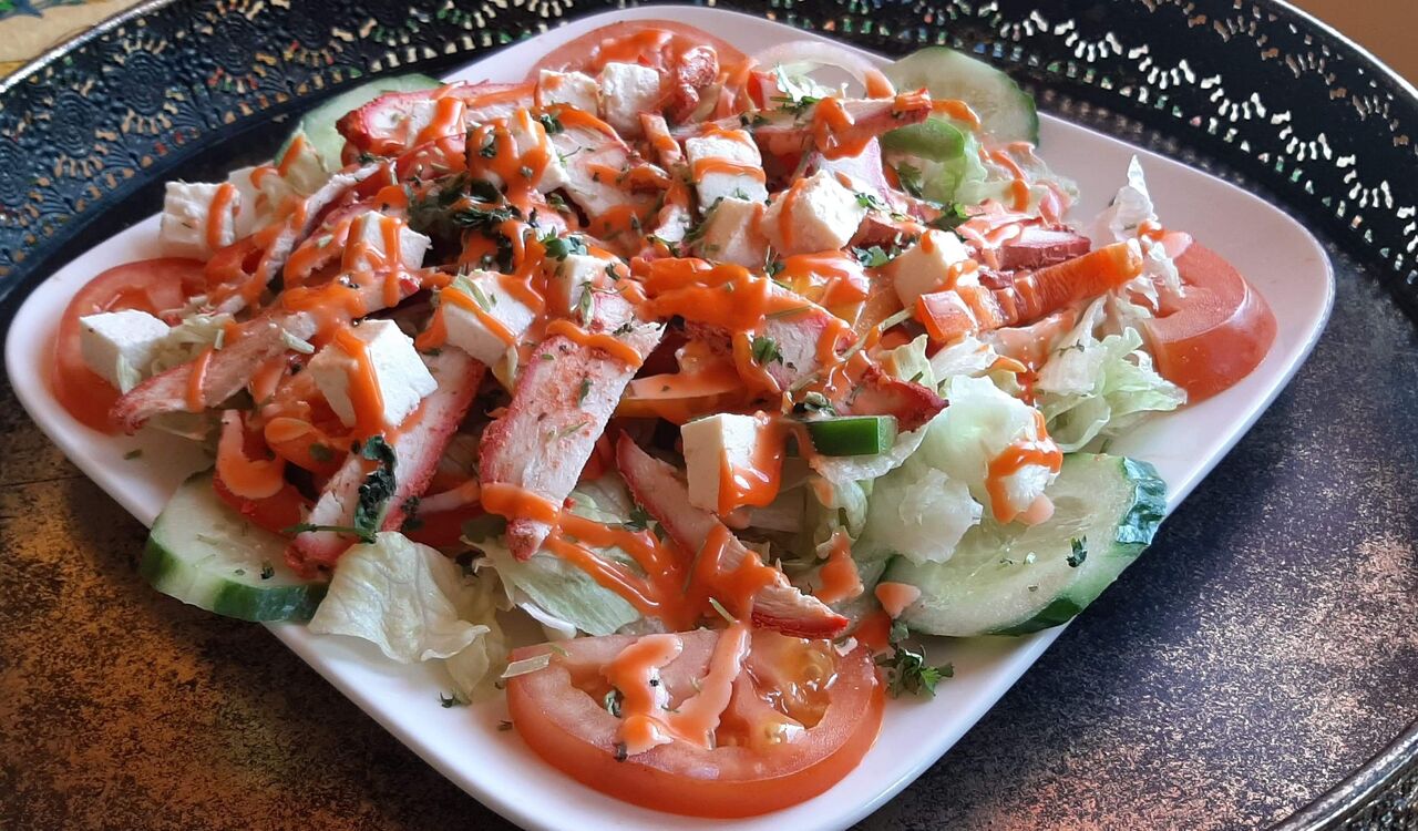 Indian Salad - mix warzyw z grillowaną piersią z kurczaka, z Indyjskim serem (paneer) i cebulą - 17 zł