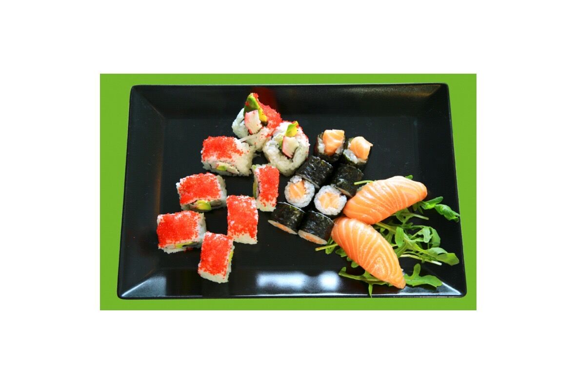 Sushi Menü 4 bestehend aus : Exotic Salmon (8 Stück) Sake Maki (8 Stück) Sake Nigiri (2 Stück)