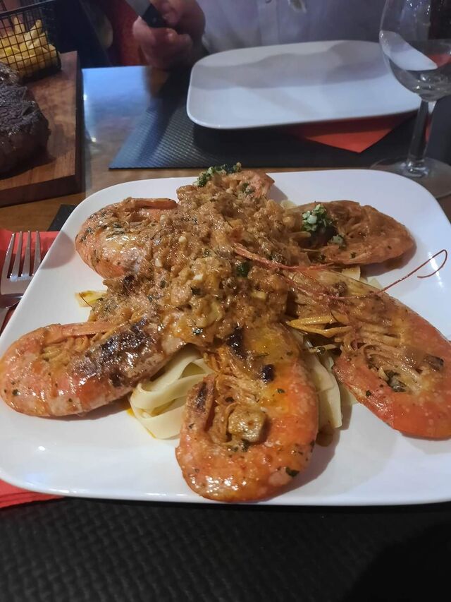 Gambas flambée sur nid de tagliatelles