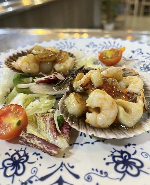 Vieiras con gambas al ajillo