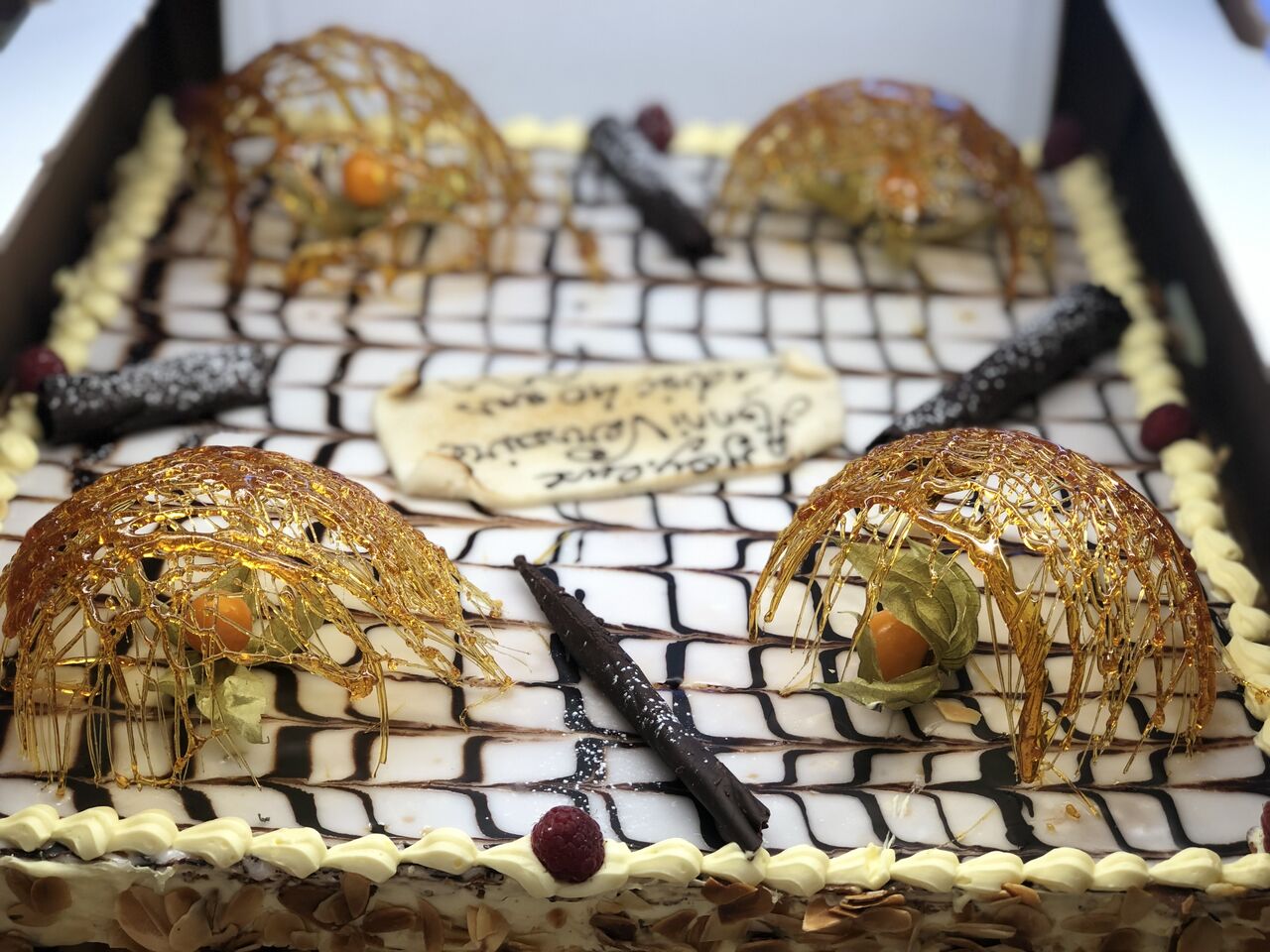 Millefeuille vanille , décor en caramel.