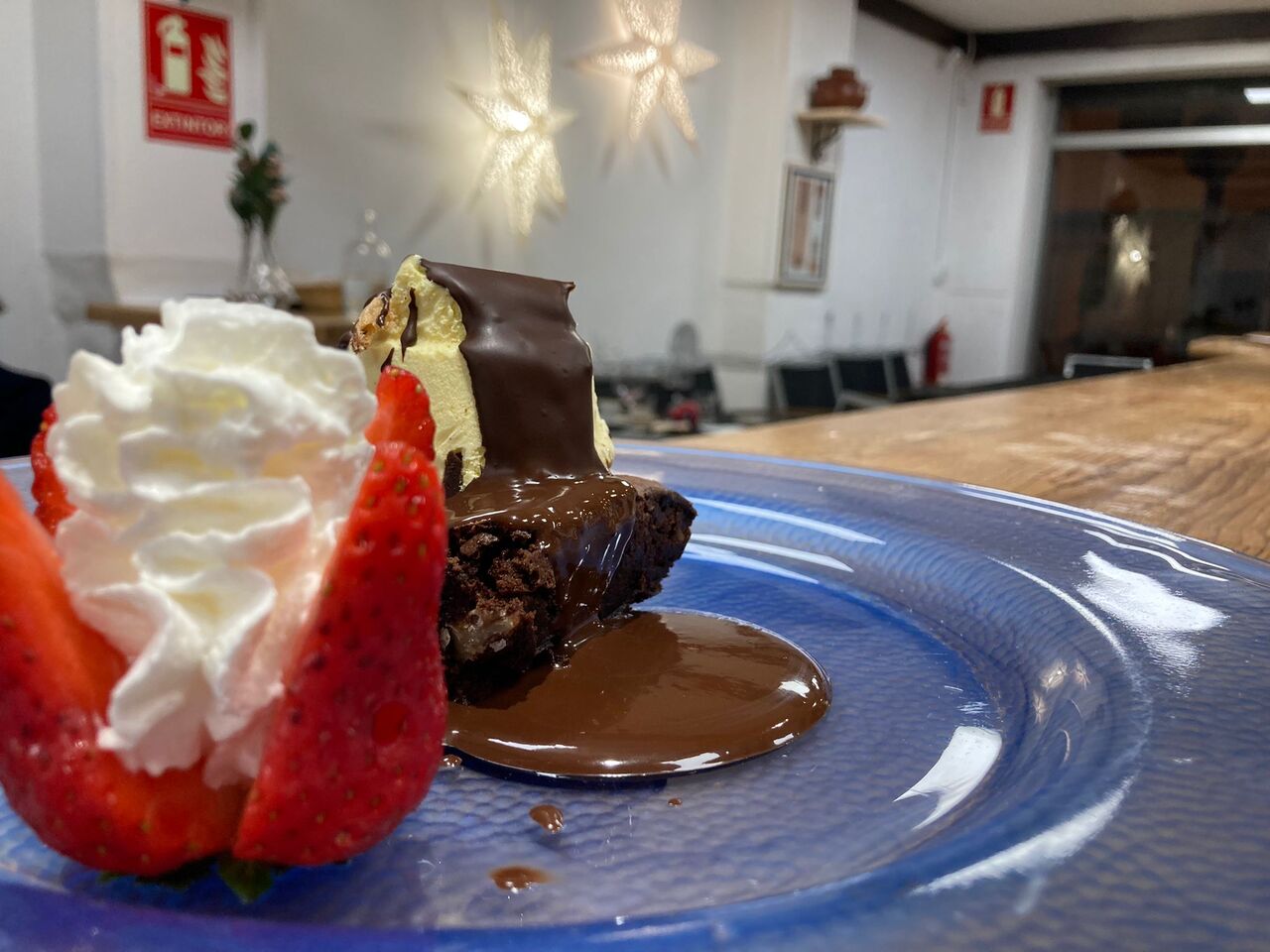 Brownie de chocolate con helado 