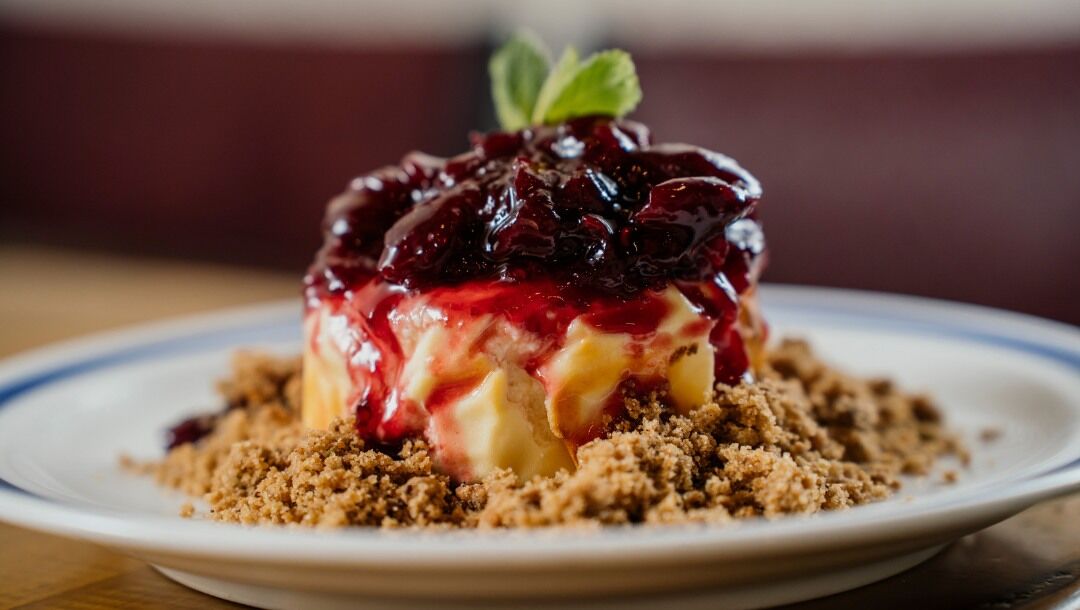 Cheesecake de forno, com ginja e morangos, crocante de especiarias