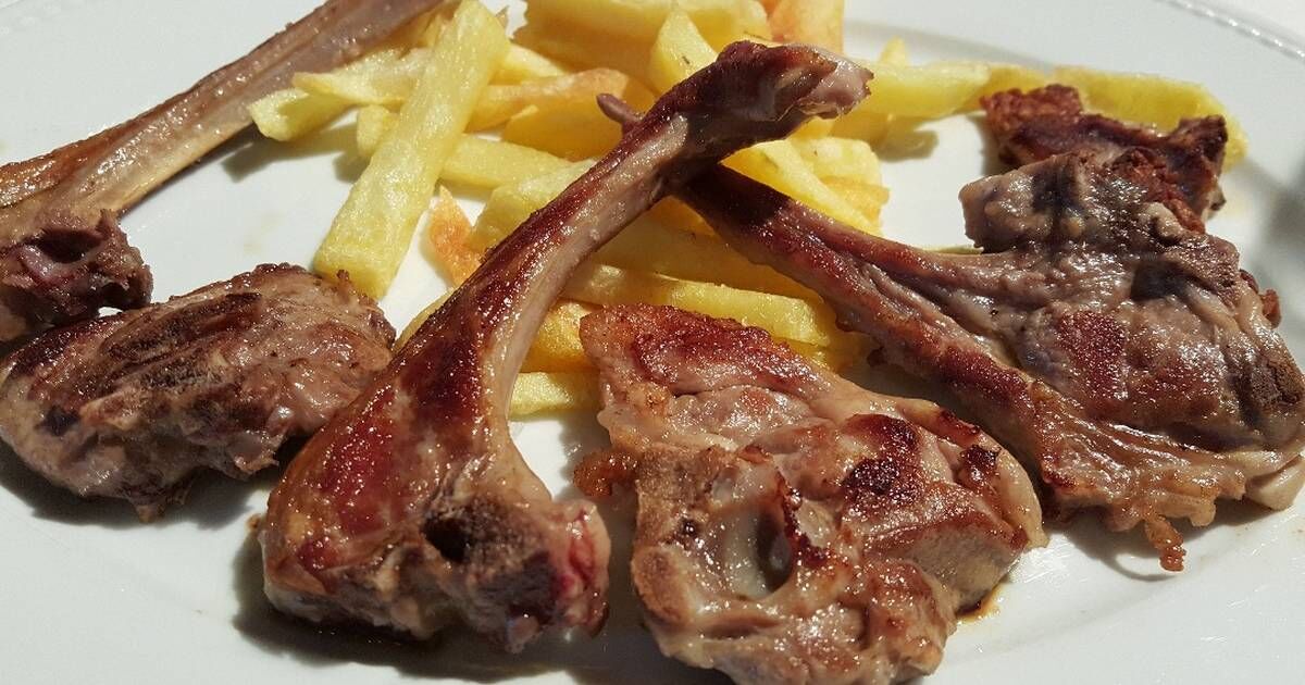 Ven a probar las chuletillas de cordero con patatas 