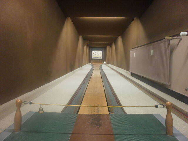 Buchen Sie unsere Kegelbahn für 7,00 € pro Stunde (Termine nach Anruf unter 02381-60382)