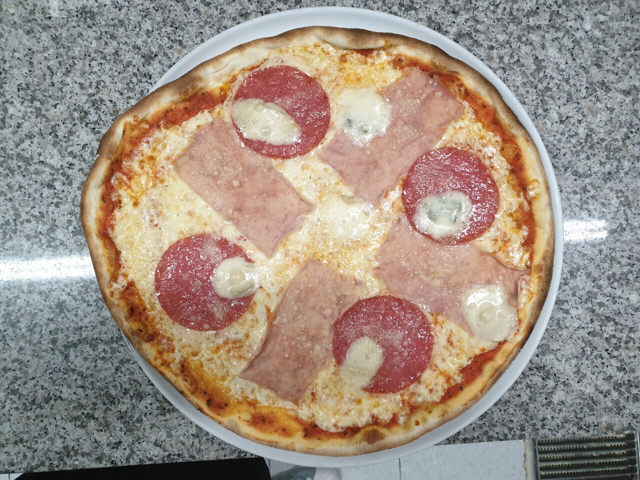 Pizza 4 formaggi met hesp en salami