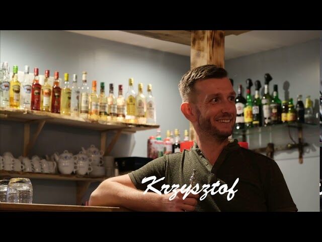 Apres un long travail nous sommes fières de vous présenter enfin la vidéo de présentation de notre restaurant et la chanson
