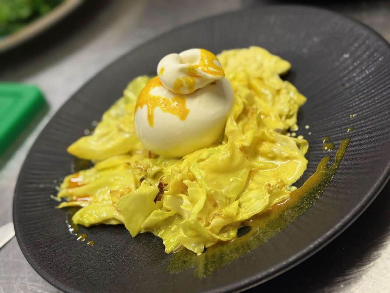 Burrata auf Spitzkohl