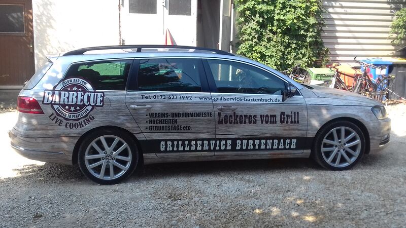 Auf der Straße leicht zu erkennen: Das Zugfahrzeug des Grill-Anhängers.