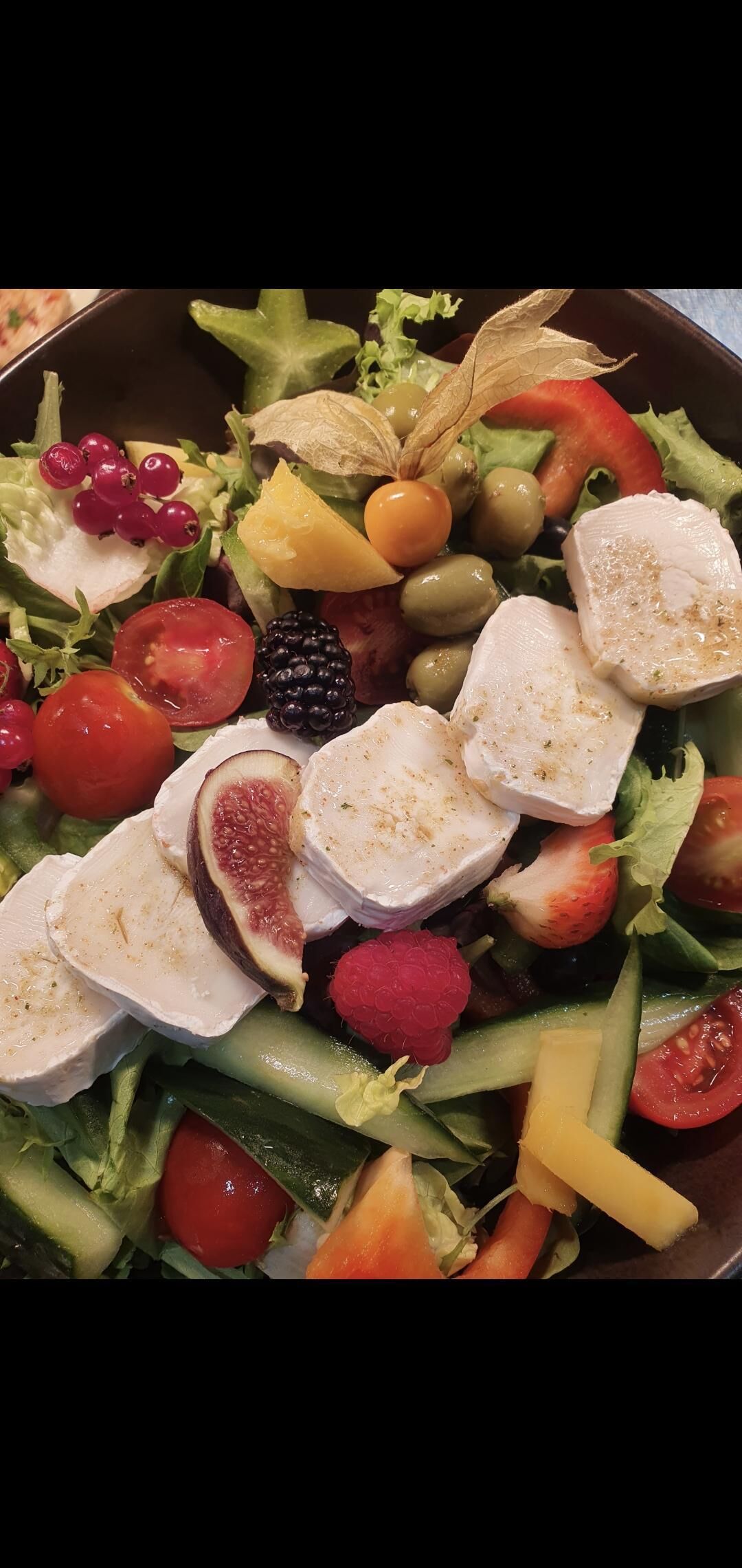 Frischer Salat mit exotischen Früchten und Ziegenkäse...einfach ein Gedicht!