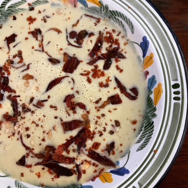 Velouté de lentilles Corai, saté et noisettes torréfiées