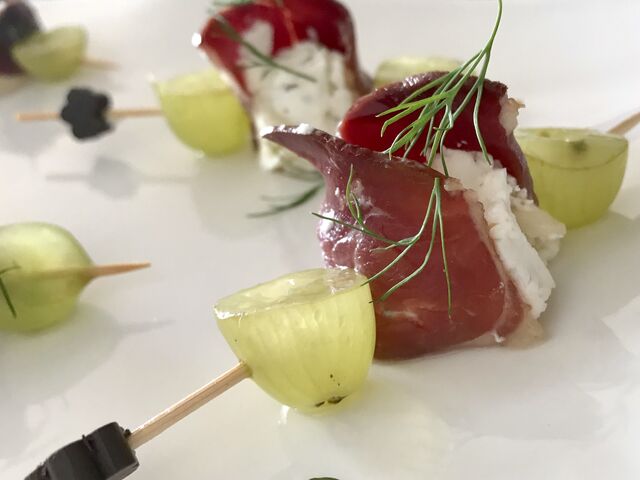 Brochette de magret fumé au chèvre frais, vinaigrette au sureau