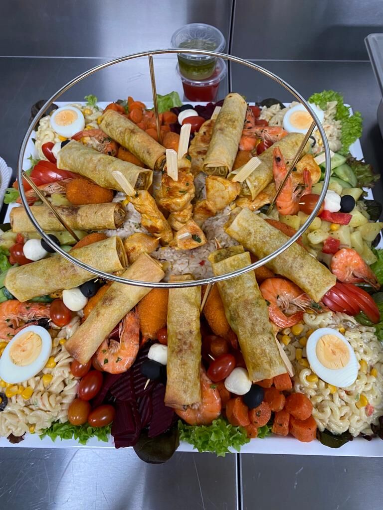 Salatplatte mit Briwat und Fisch