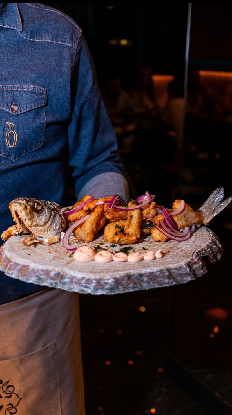 Lubina adobada en su espina.