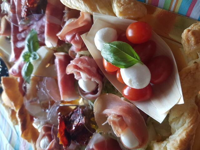 Plateau de fromages et charcuterie avec miel et confitures maison 