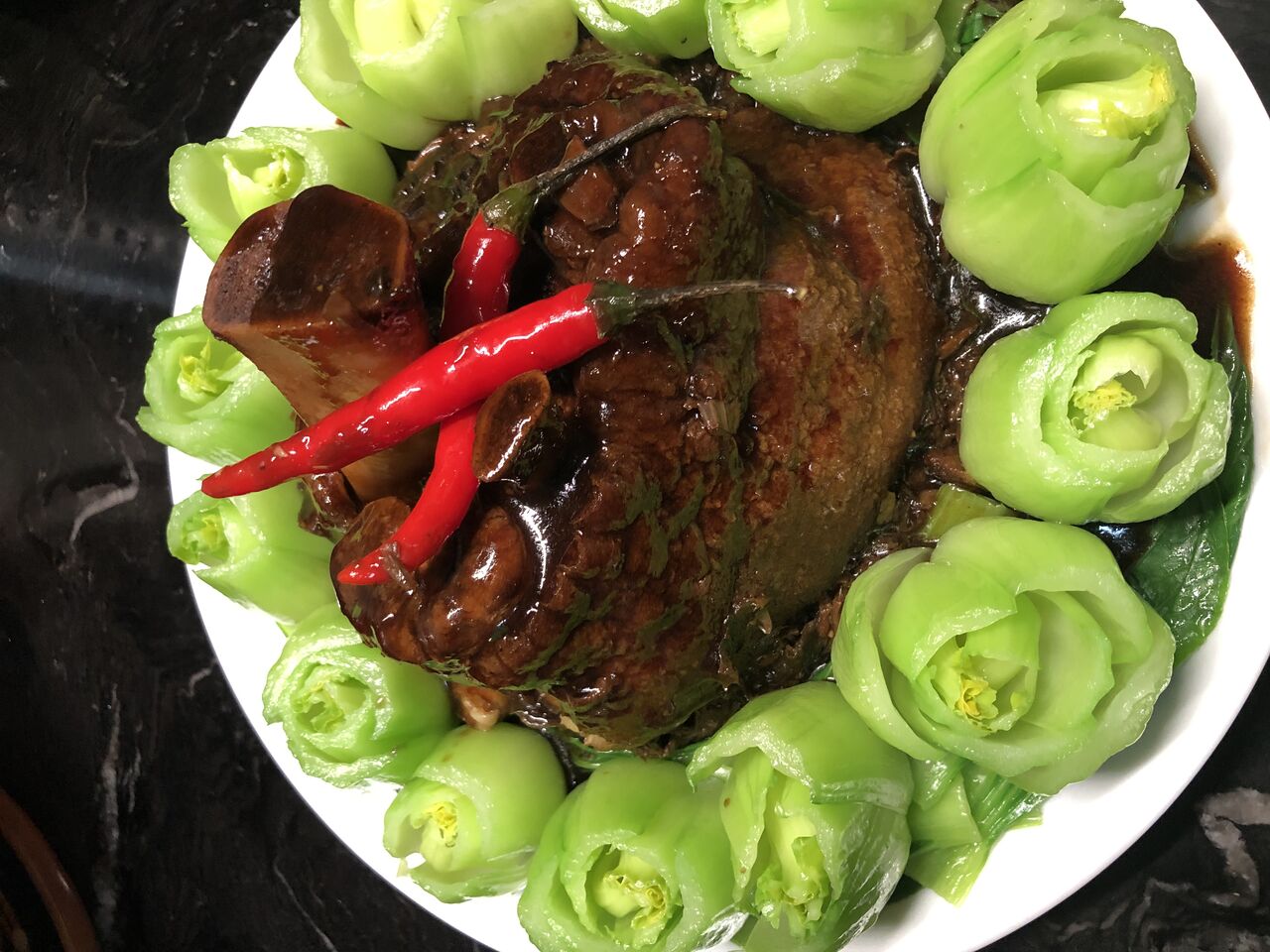 Jarret de porc braisé chou pak choï