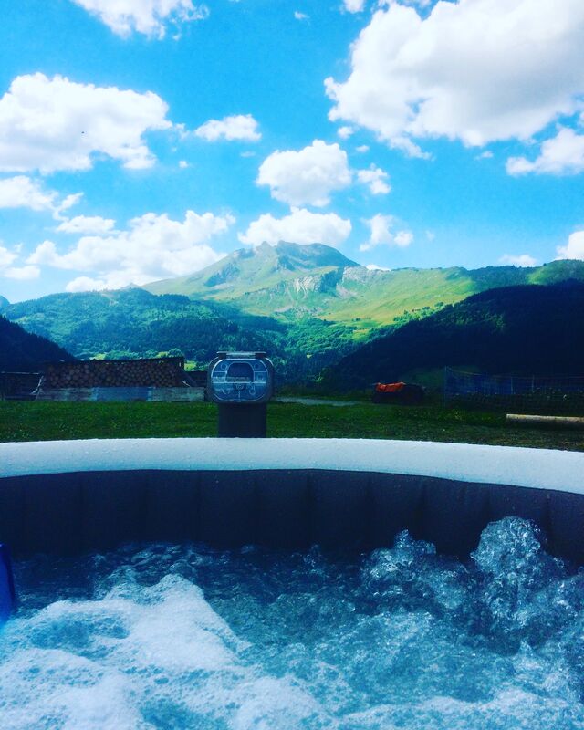 Immersion dans le jacuzzi face au Roc d'Enfer.
