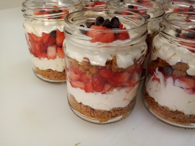 crémeux mascarpone aux fraises du village, format plat à emporter, possibilité de format pour buffet dinatoire