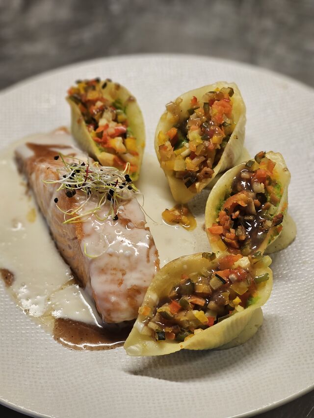 Le pavé de saumon, conchiglioni aux petits légumes 