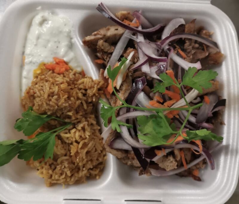 Gyros
Schweinfleichspezialität geschnitten vom Drehspiess, mit Tzaziki, Zwiebeln dazu Knoblauchkartoffeln ? Nr 47