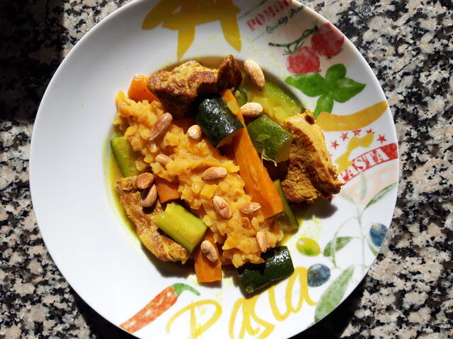 Le jeudi c'est couscous, poulet merguez 5 légumes et 4 condiments. 