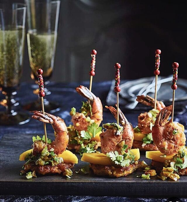 Banane plantain frite , mangue et crevette épicée snackée 