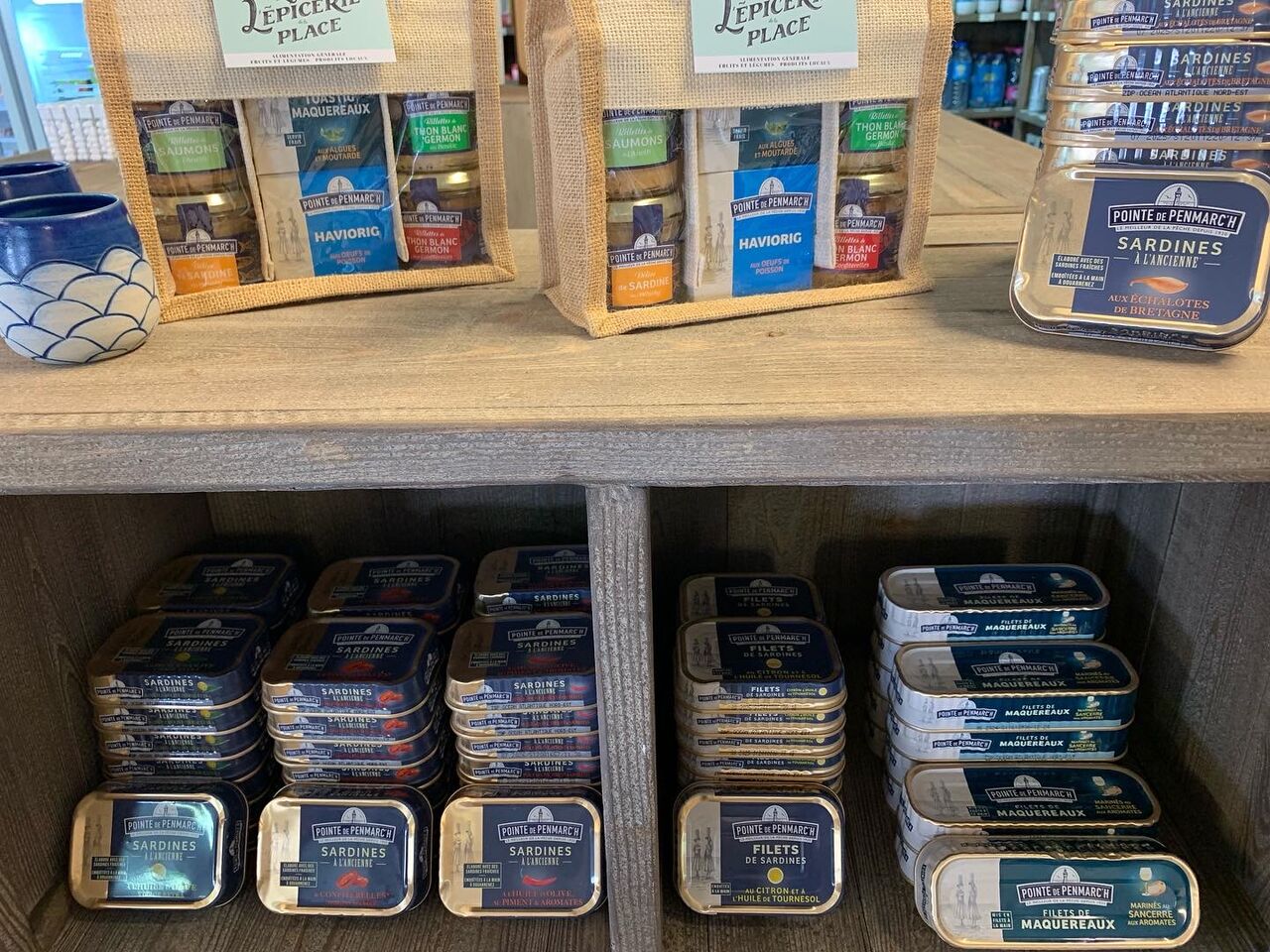 Produits régionaux de qualité : biscuiterie, conserveries, fruits et légumes, charcuterie, fromages, bières bio locales . . . 