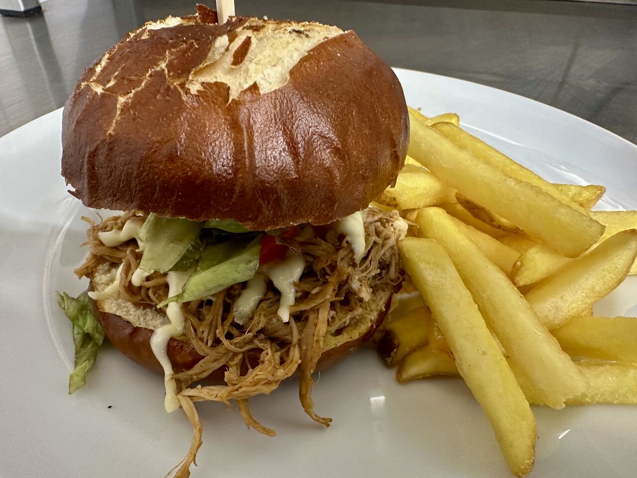 Burger s trhaným masem