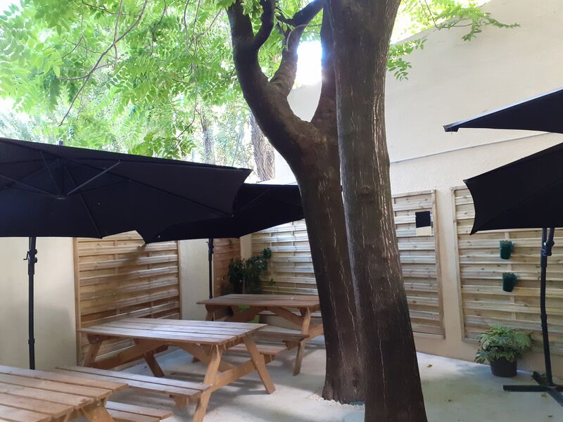 Dans l'arrière cour privée on est au calme pour manger ou boire un café