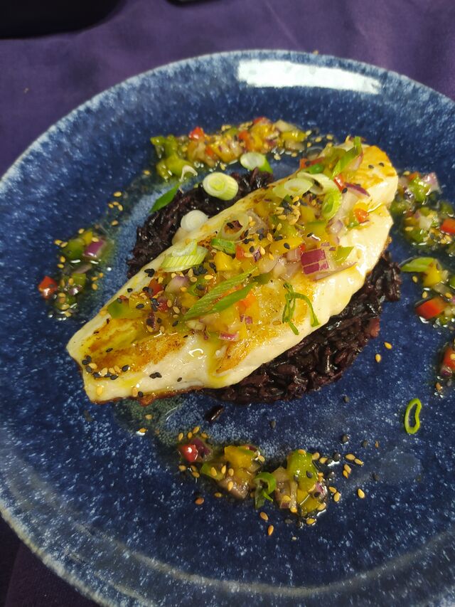 Bar grillé, sauce vierge & riz noir