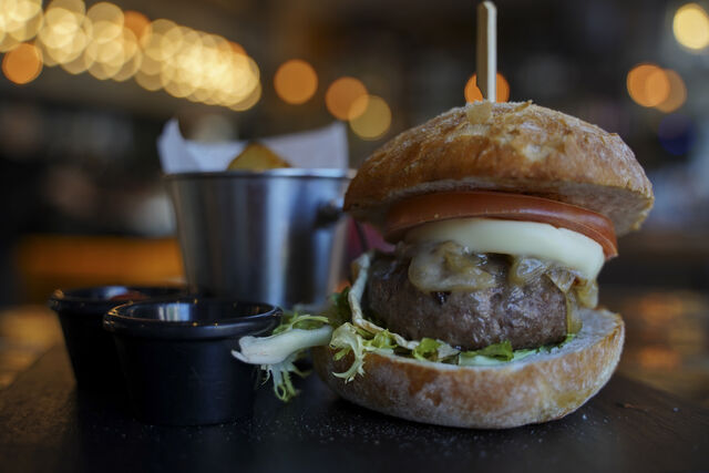 Hamburguesa de buey con queso de cabra y reducción de Px.