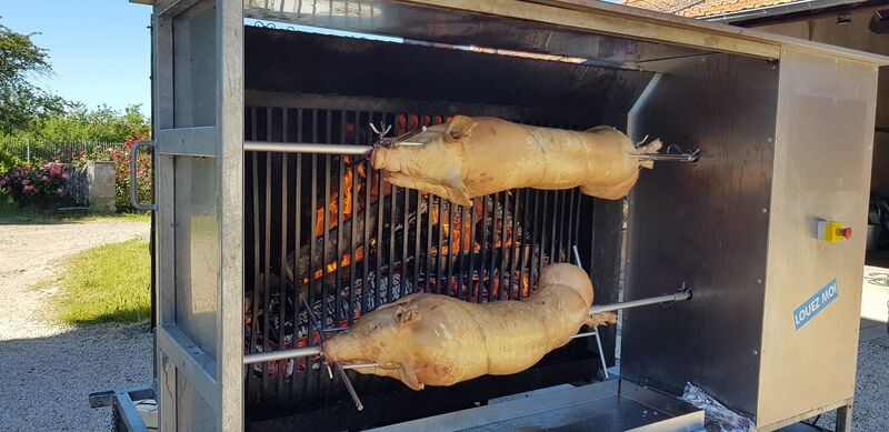 2 cochons au feu de bois - 20€ par pers (service + découpe)