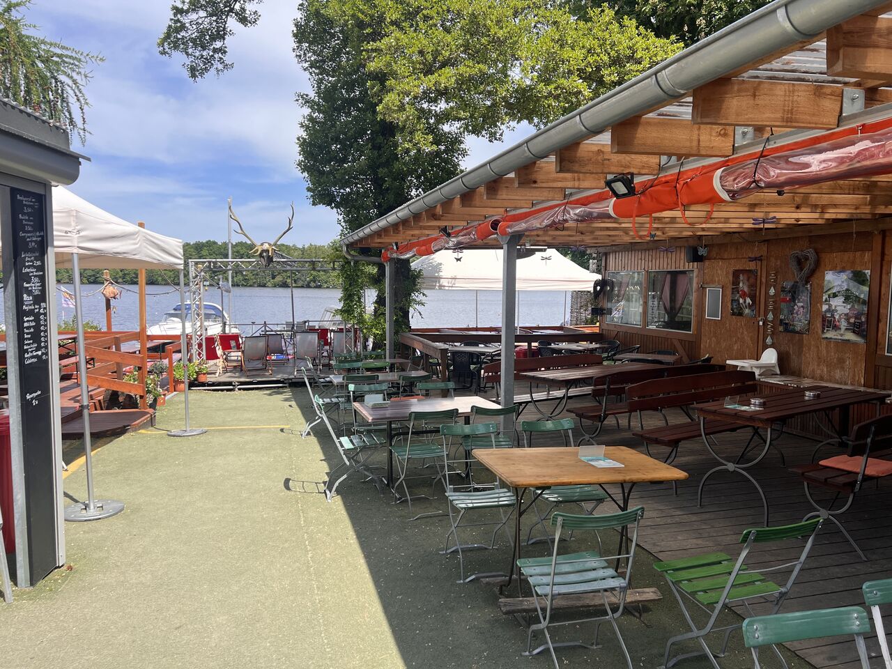 Blick vom Kiosk zum Wasser