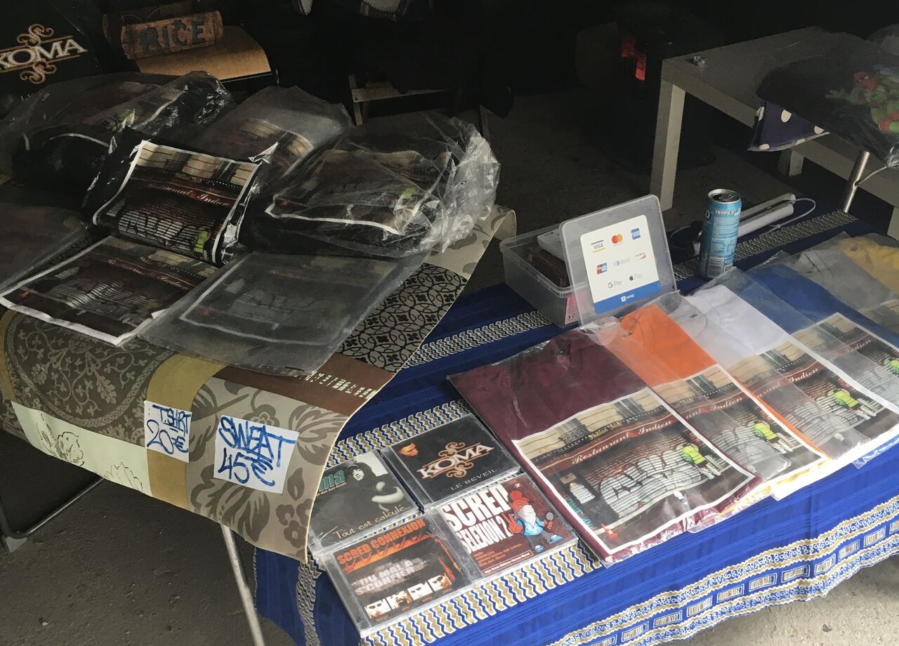 Article en tout genre (briquet, feuille à rouler et bonbons)