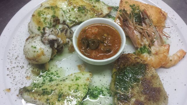 gemischte Fischplatte auf Vorbestellung mit feinem Doraden-Filet, saftigem Thunfisch, Garnelen,butterzartem Oktopus uvm.