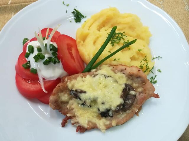 Schab zapiekany z pieczarką i serem