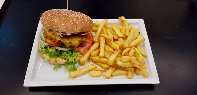 Spezialburger mit Spiegelei