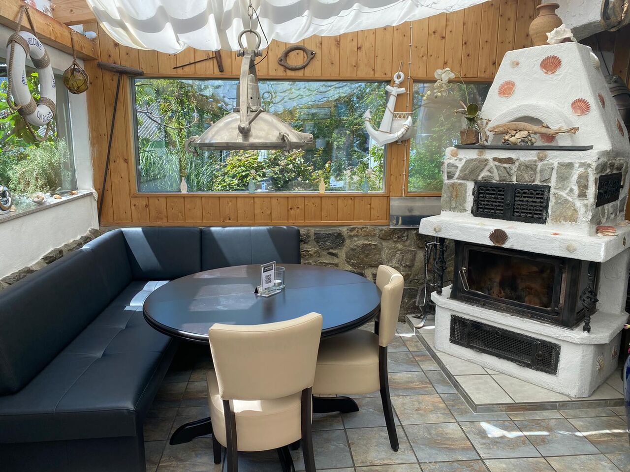 Wintergarten mit Kamin