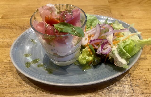 Tiramisu de tomates confites au basilic et au jambon de pays