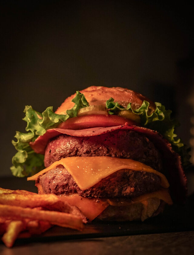 The One World notre autre burger fait de pain artisanal, double steak frais, pastrami, double cheddar maturé....
