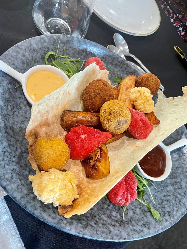 Il Rustico: Culurgiones Fritti, polpette di mare e polpette di terra, nuggets di pollo, patate in tripla cottura e salse