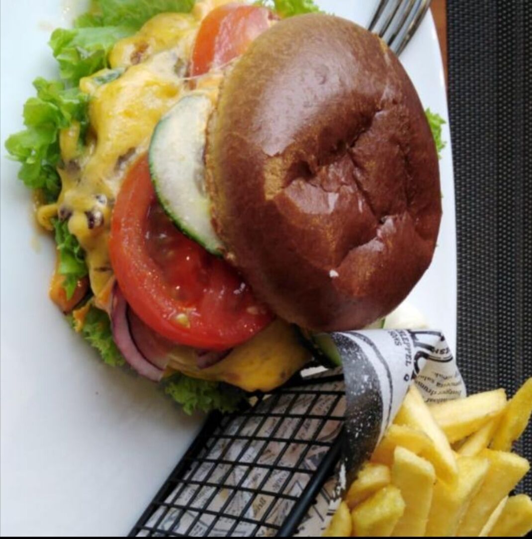 Fresh Boy Bürger mit Pommes im Körbchen 