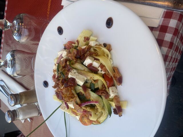 Tagliatelles aux légumes , fêta et chips de Serrano 