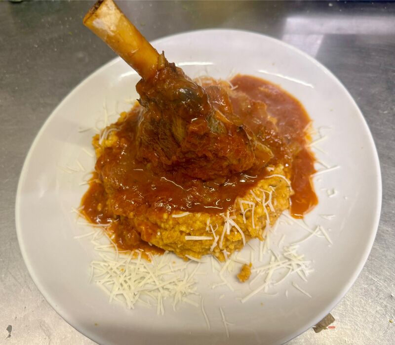 Lammhaxe auf Trachanasstampf und geriebenen Gravierakäse