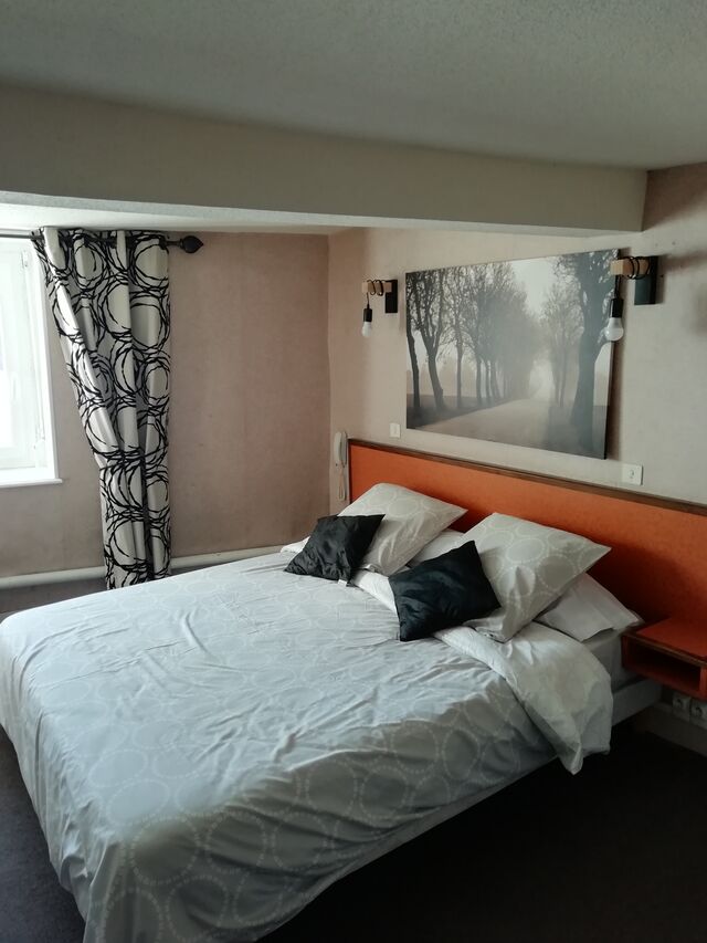 Chambre triple, un lit 2 places et un lit 1 place
nuitée pour 3 à 80 euros
nuitée pour 2 à 65 euros